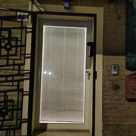 Guest house Pigro House - Airport 4*