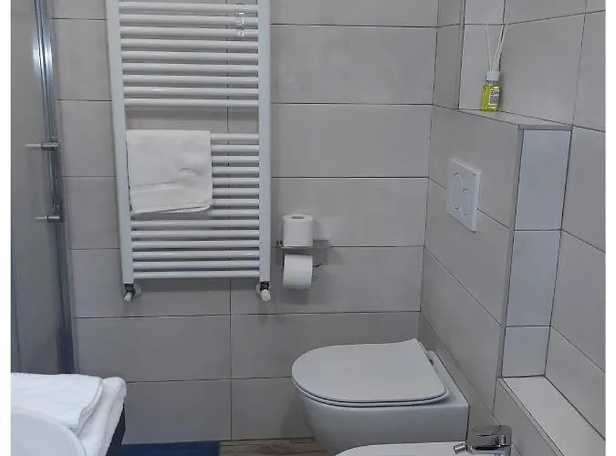 Pigro House - Airport בית הארחה